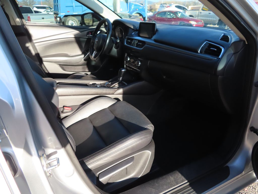 Additional photo of vehicle.