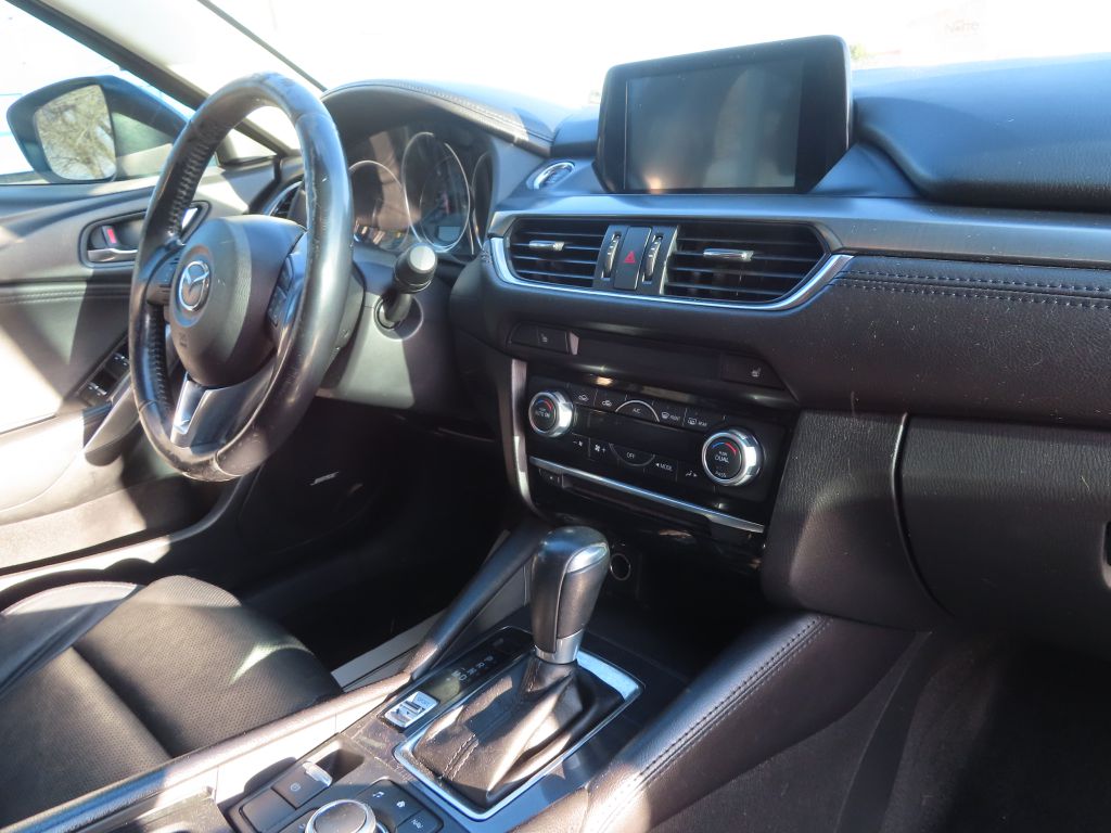 Additional photo of vehicle.