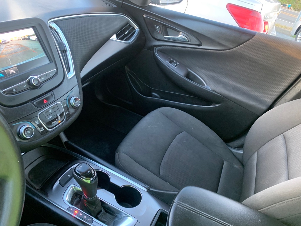 Photo 8 of this CHEVROLET MALIBU