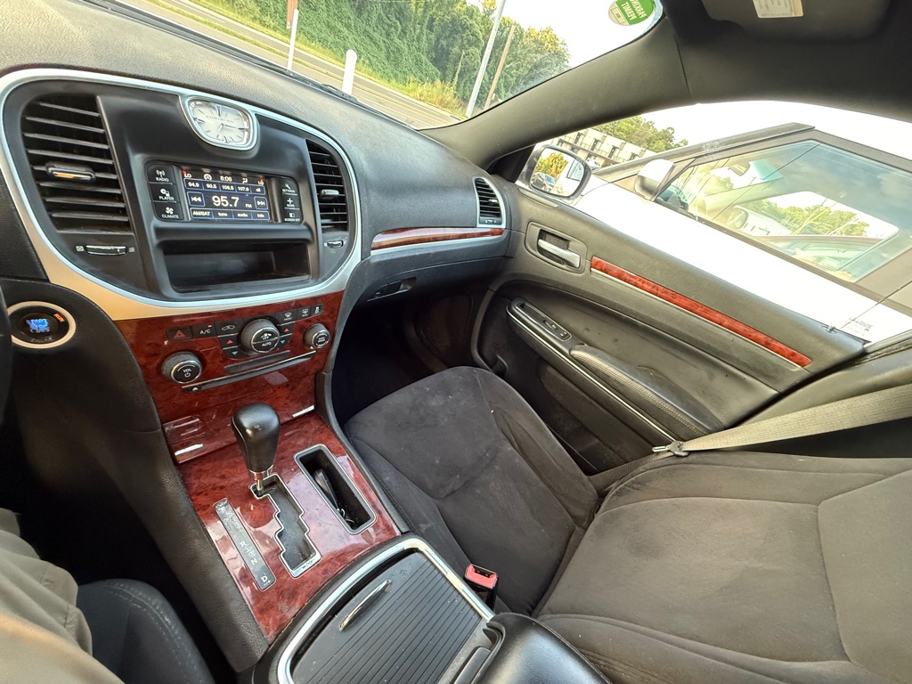 Photo 17 of this CHRYSLER 300