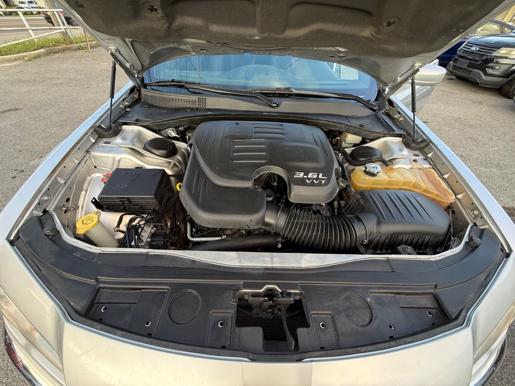 Photo 14 of this CHRYSLER 300