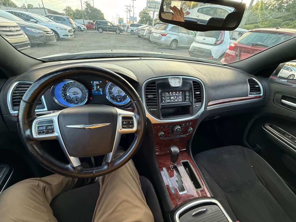 Photo 16 of this CHRYSLER 300