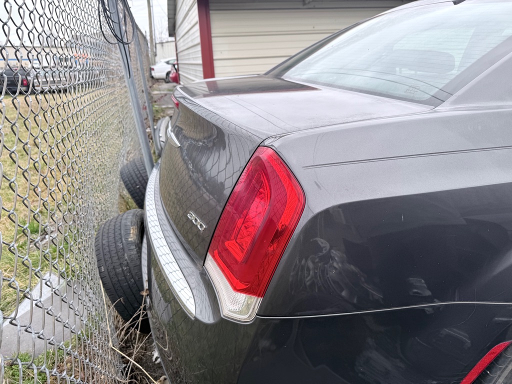 Photo 4 of this CHRYSLER 300