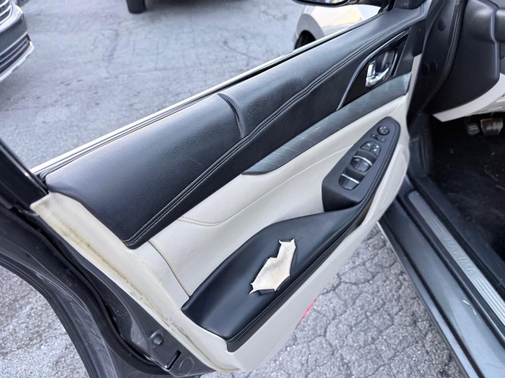 Photo 10 of this NISSAN MAXIMA