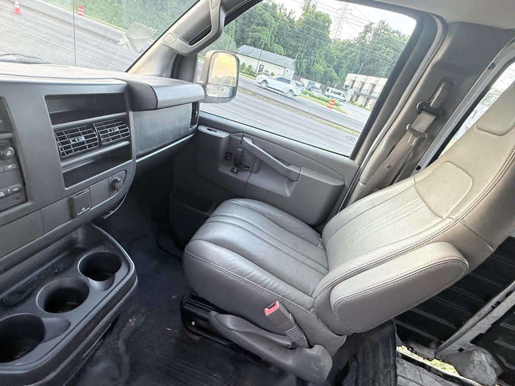Photo 14 of this CHEVROLET EXPRESS G3500