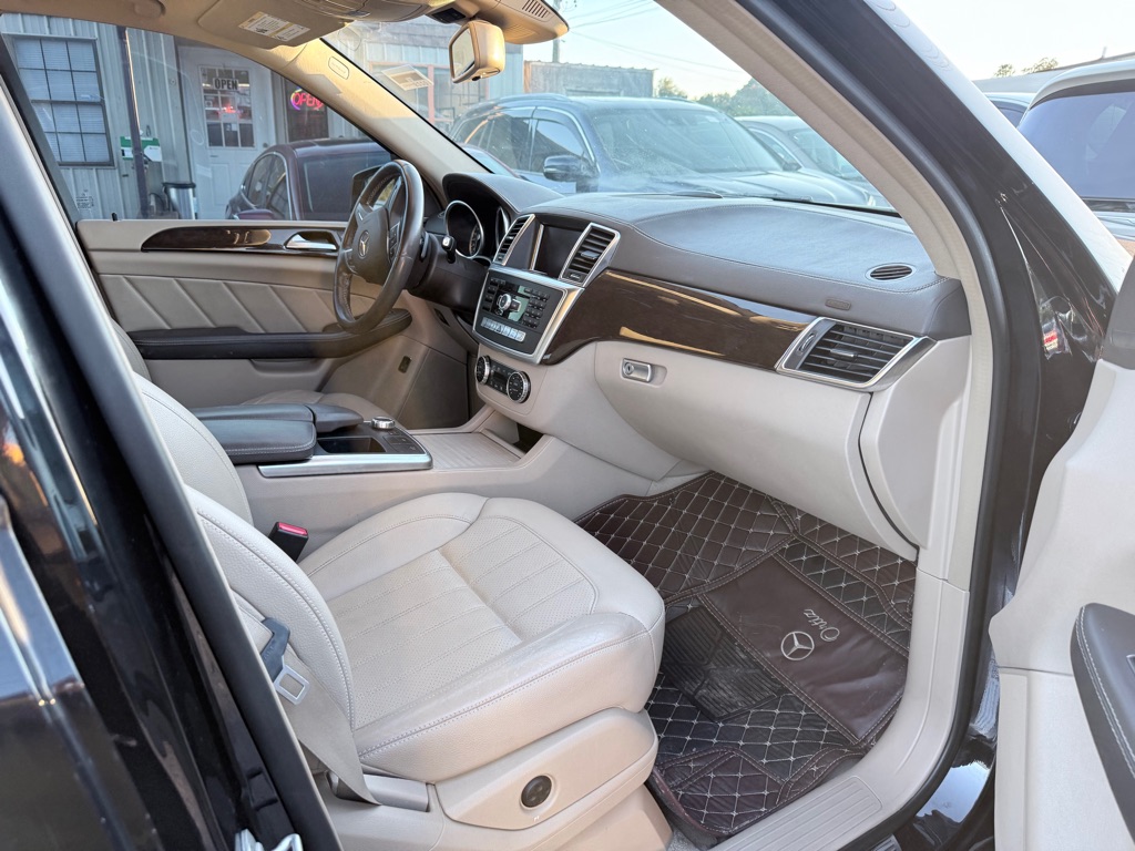 Photo 7 of this MERCEDES-BENZ GL