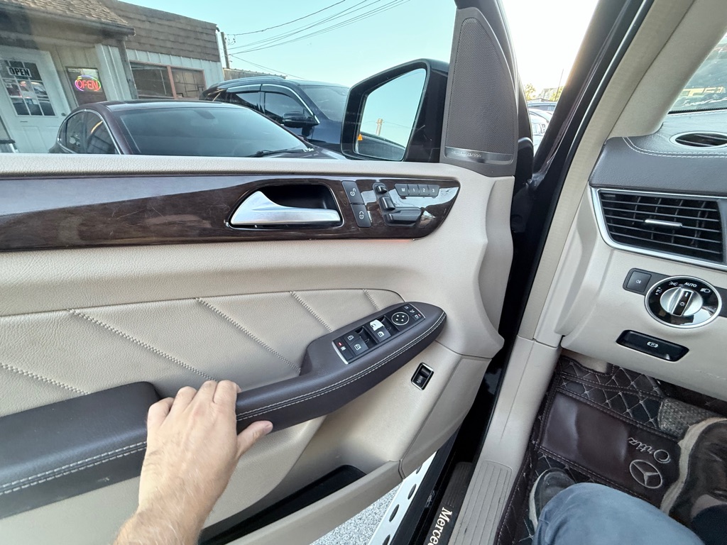 Photo 14 of this MERCEDES-BENZ GL