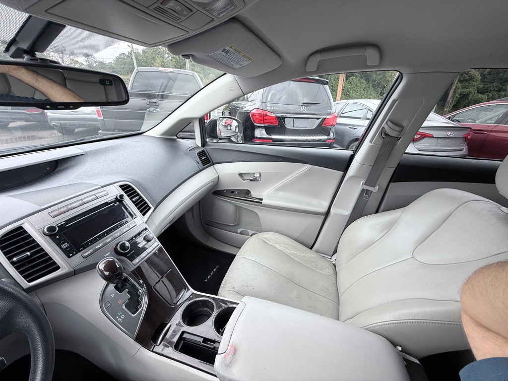 Photo 9 of this TOYOTA VENZA