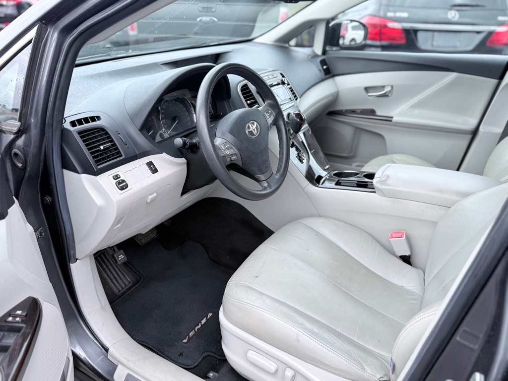 Photo 7 of this TOYOTA VENZA