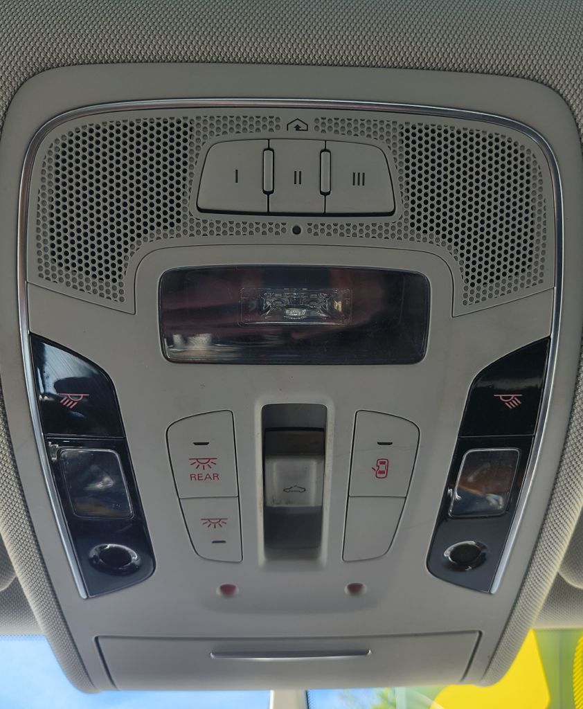 Photo 21 of this AUDI A6