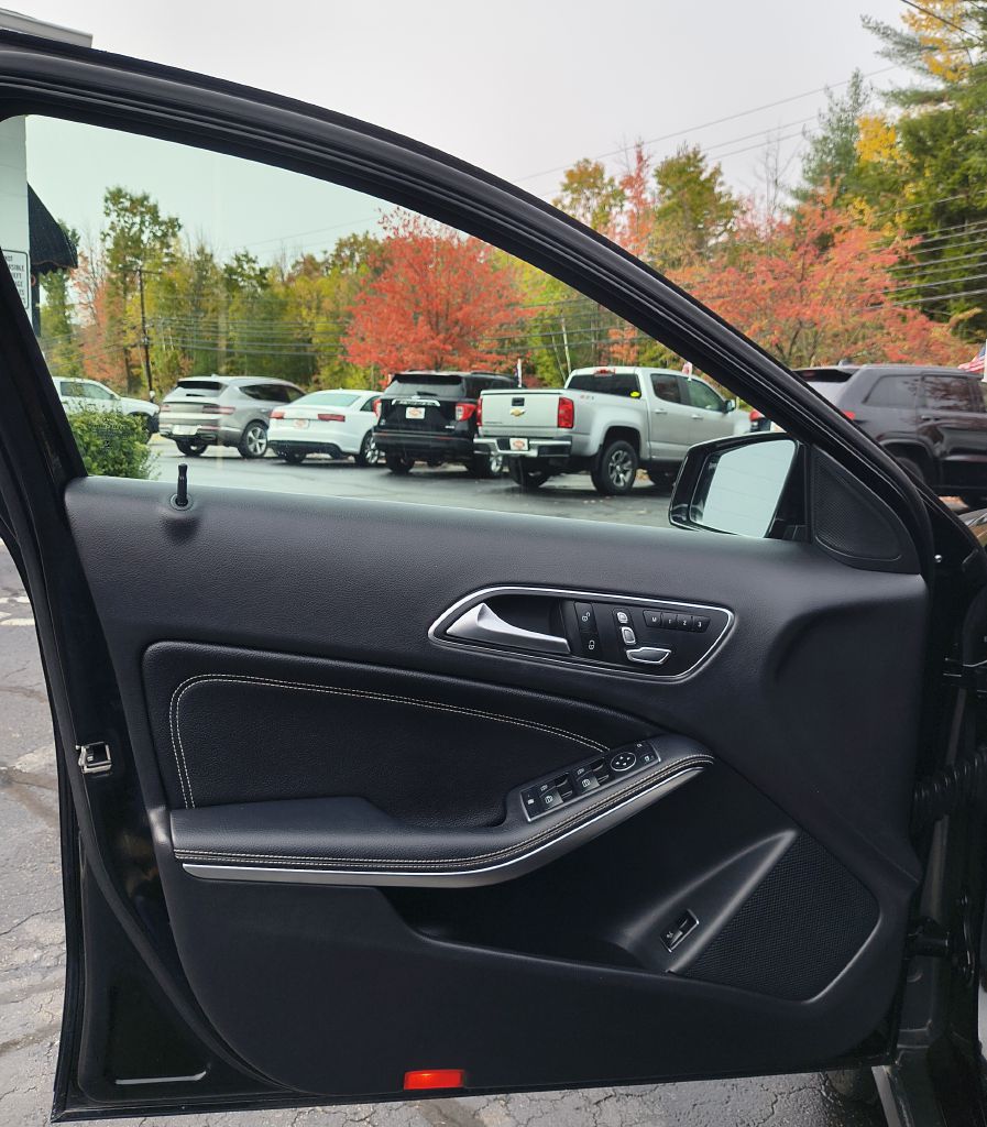 Photo 8 of this MERCEDES-BENZ GLA