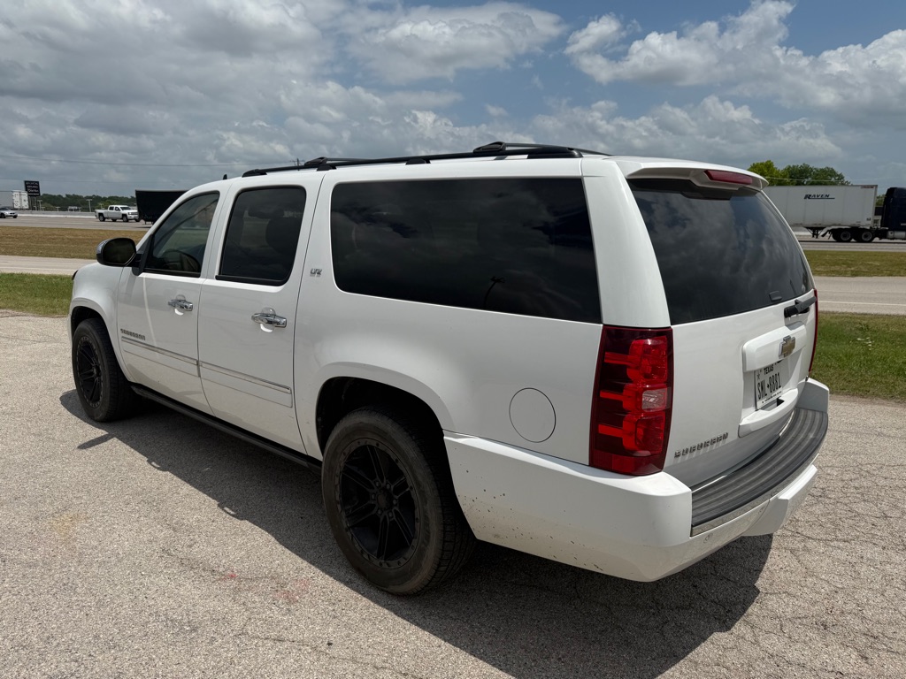 2011 Chevrolet Suburban LTZ - Photo 8