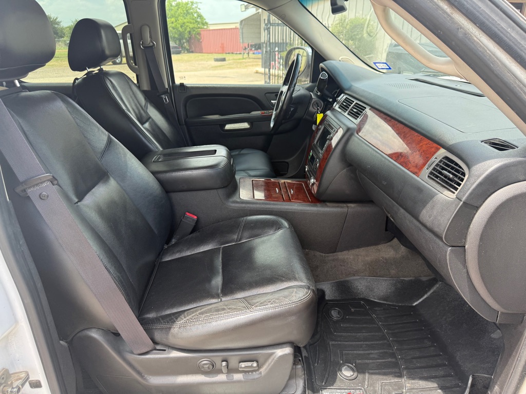 2011 Chevrolet Suburban LTZ - Photo 13