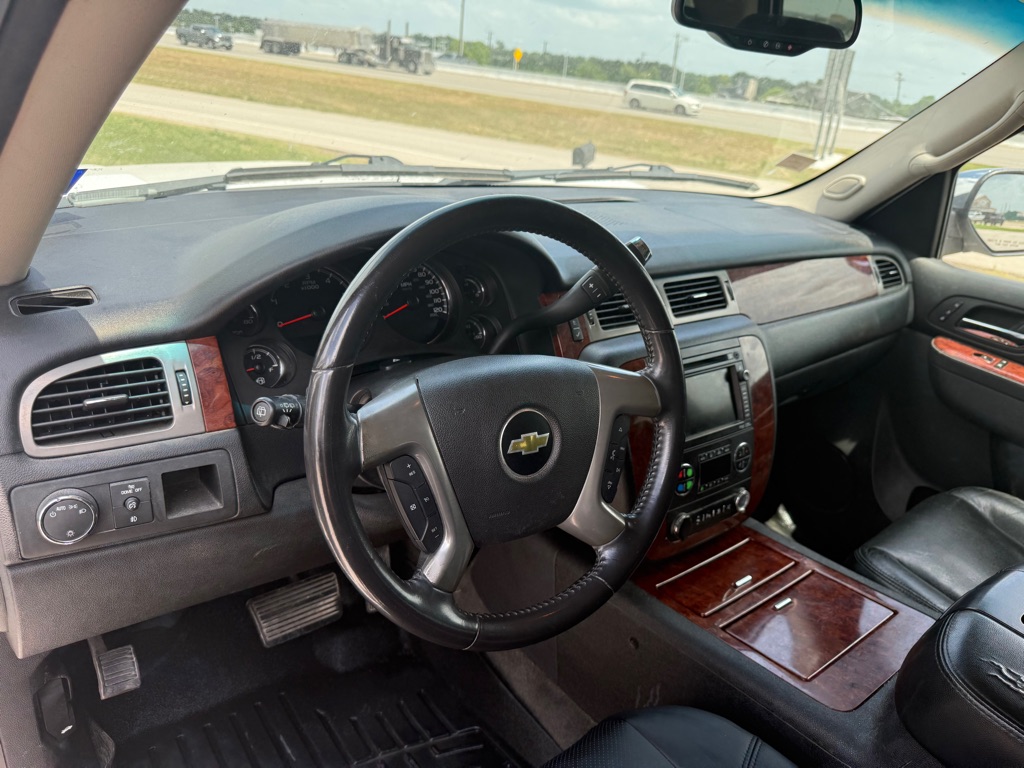 2011 Chevrolet Suburban LTZ - Photo 12