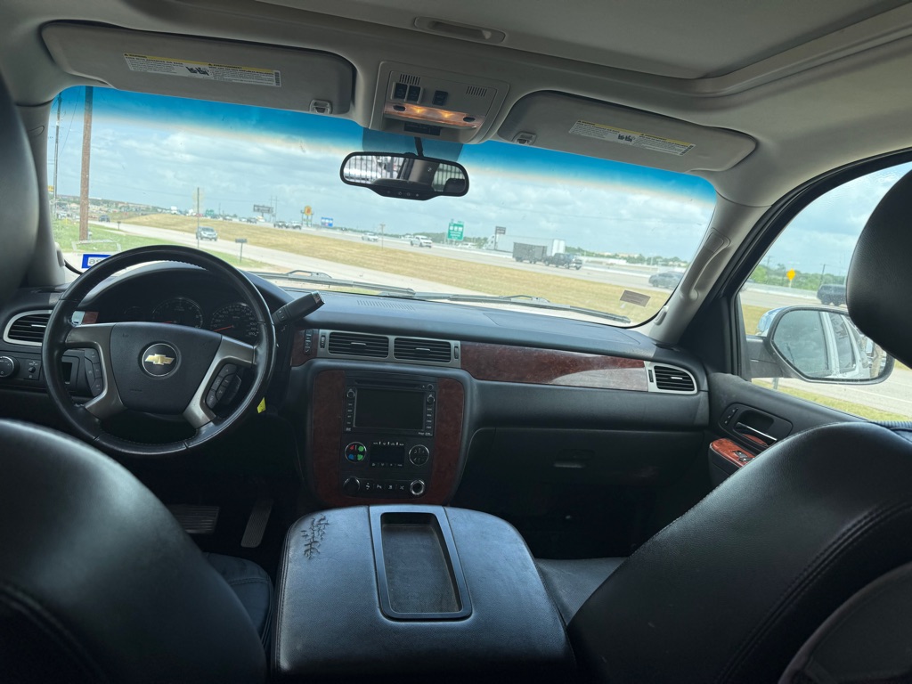 2011 Chevrolet Suburban LTZ - Photo 17