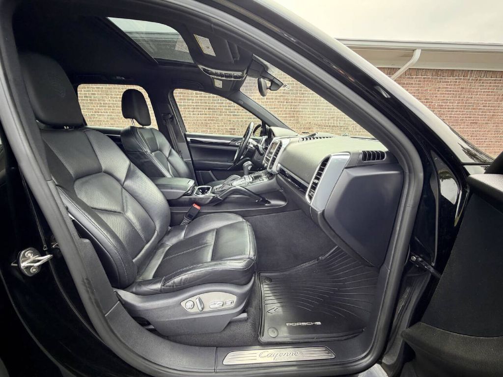 Photo 17 of this PORSCHE CAYENNE