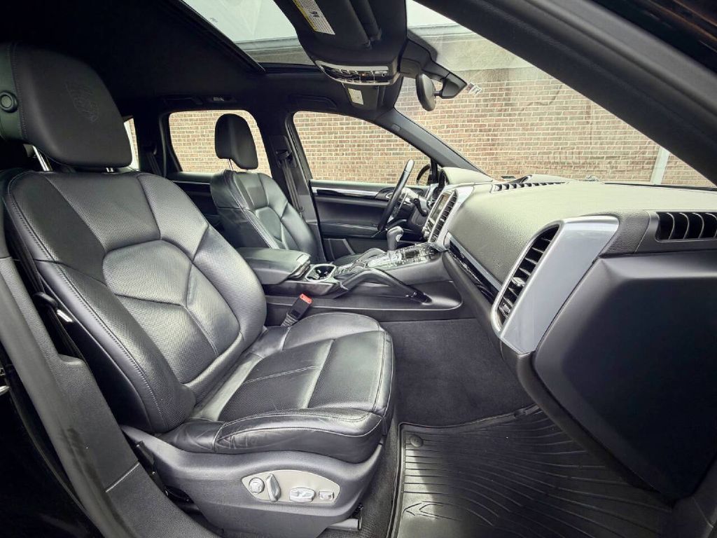 Photo 18 of this PORSCHE CAYENNE