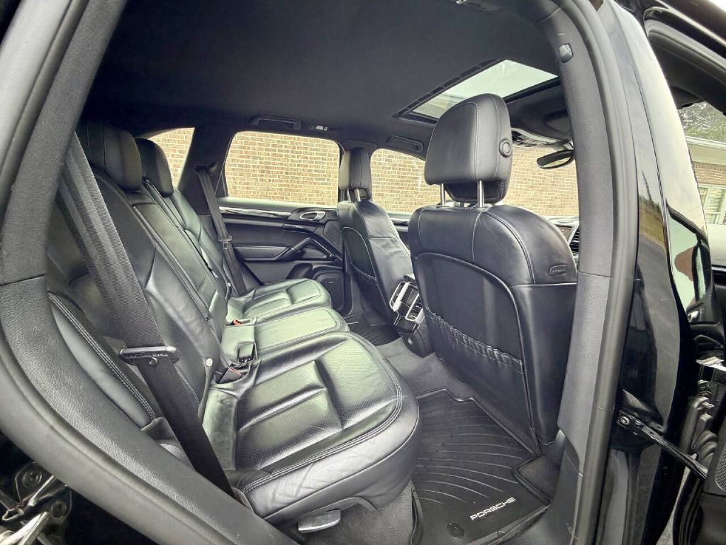 Photo 21 of this PORSCHE CAYENNE