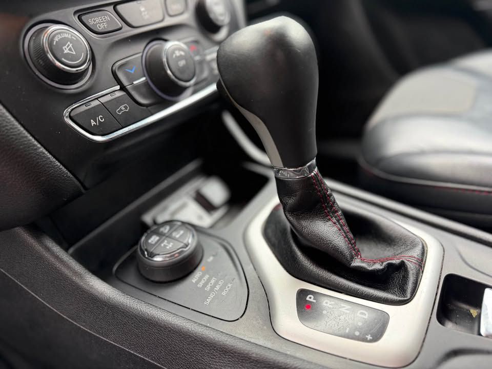 Photo 18 of this JEEP CHEROKEE