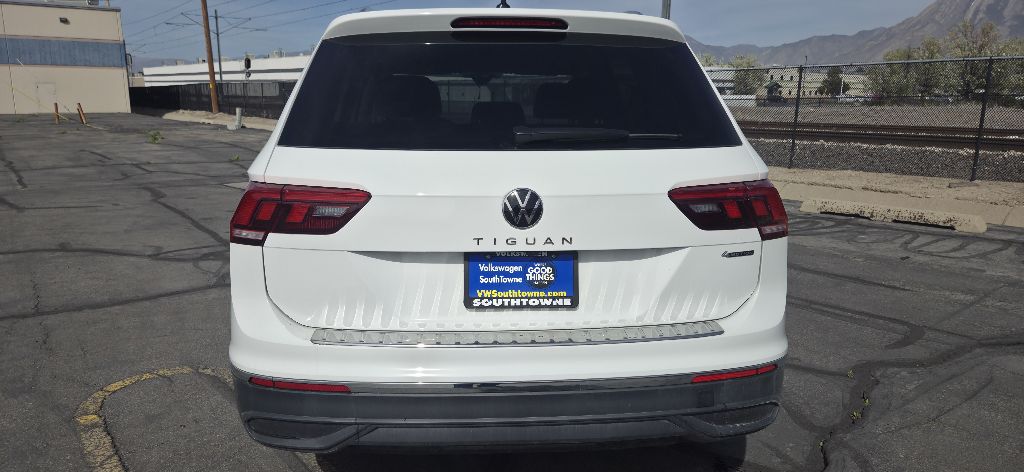 Photo 5 of this VOLKSWAGEN TIGUAN