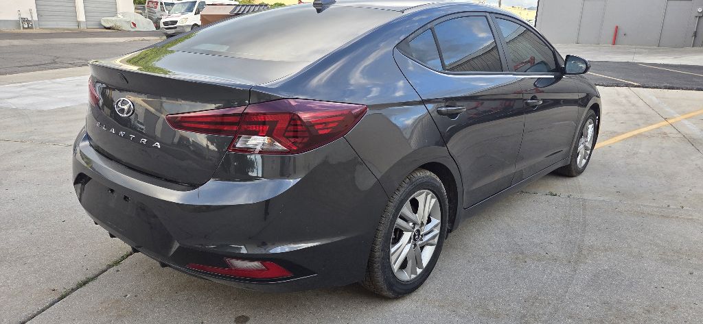 Photo 4 of this HYUNDAI ELANTRA