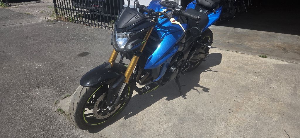 Photo 3 of this SUZUKI GSX S 750