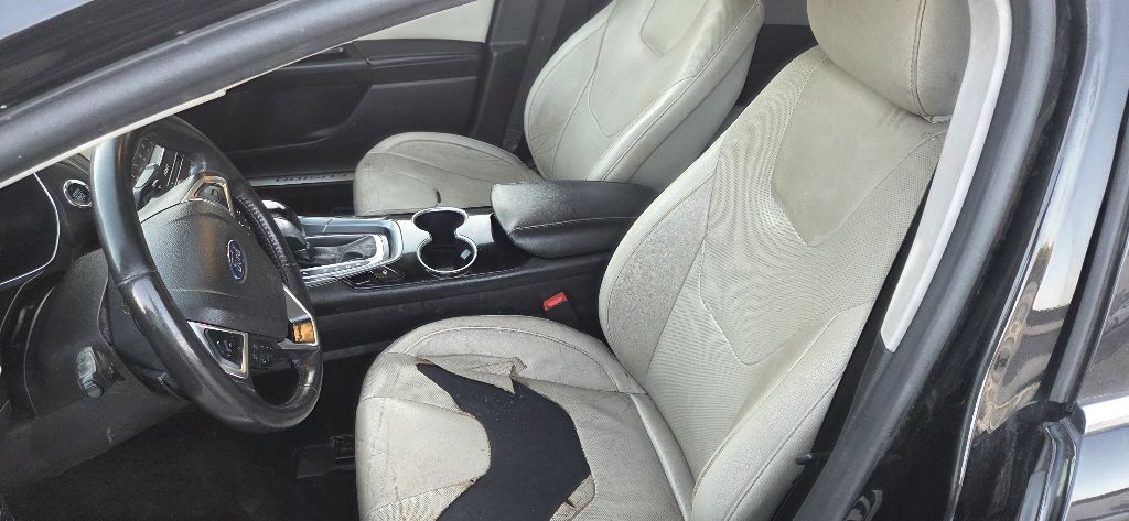 Photo 12 of this FORD FUSION