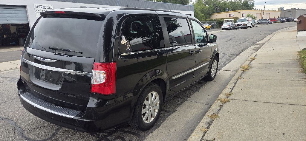 Photo 4 of this CHRYSLER TOWN & COUNTRY