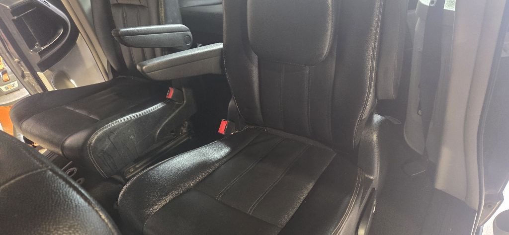 Photo 13 of this CHRYSLER TOWN & COUNTRY