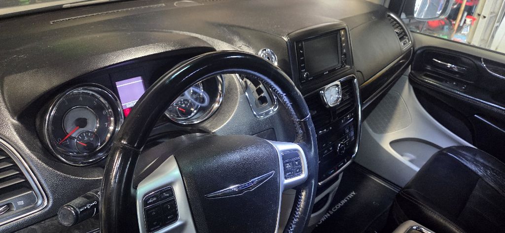 Photo 9 of this CHRYSLER TOWN & COUNTRY
