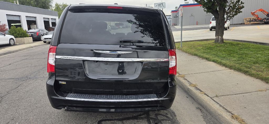 Photo 6 of this CHRYSLER TOWN & COUNTRY