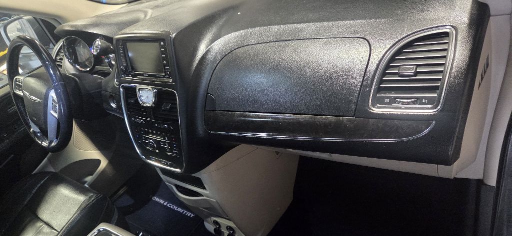 Photo 11 of this CHRYSLER TOWN & COUNTRY