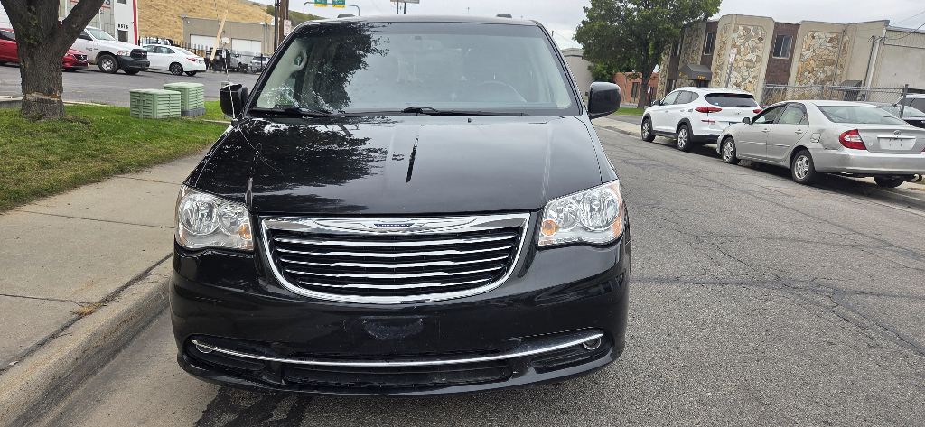 Photo 5 of this CHRYSLER TOWN & COUNTRY