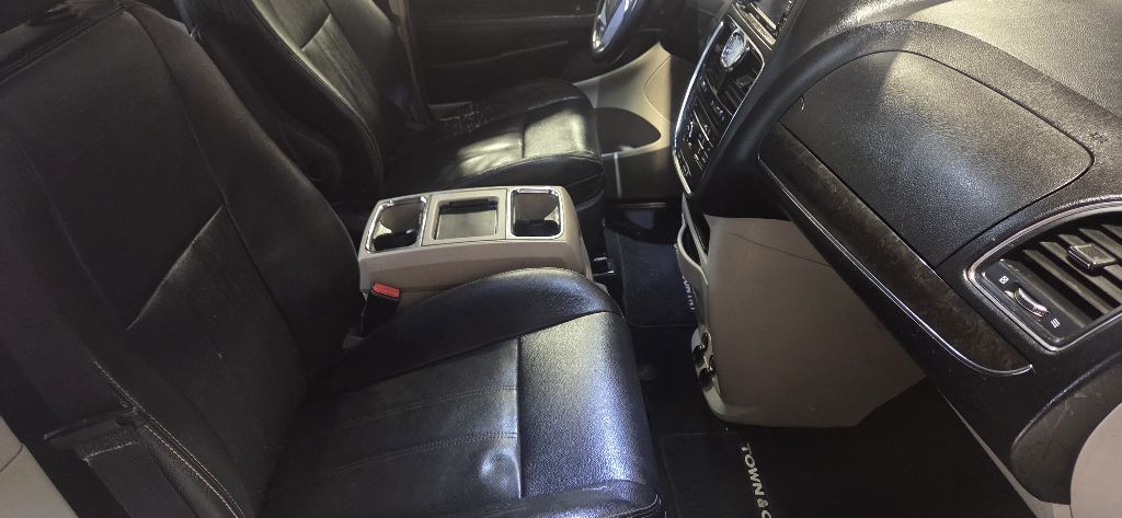 Photo 10 of this CHRYSLER TOWN & COUNTRY