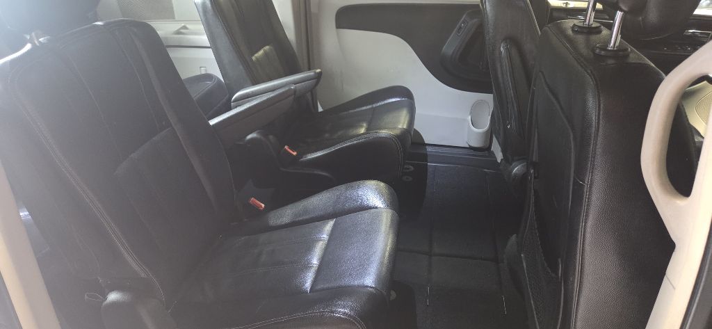 Photo 14 of this CHRYSLER TOWN & COUNTRY
