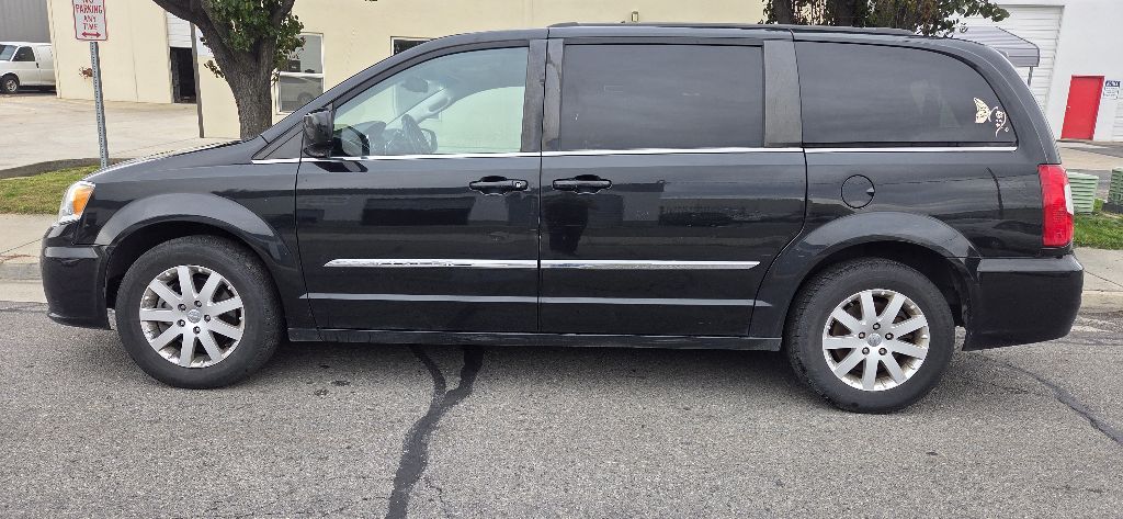 Photo 7 of this CHRYSLER TOWN & COUNTRY