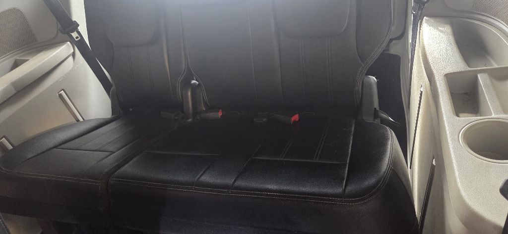 Photo 16 of this CHRYSLER TOWN & COUNTRY