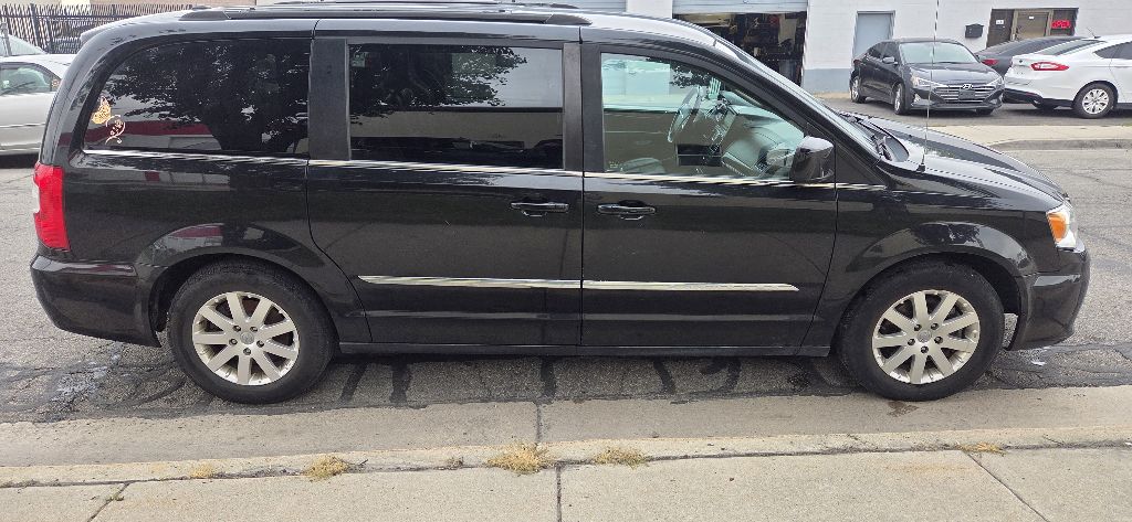 Photo 8 of this CHRYSLER TOWN & COUNTRY