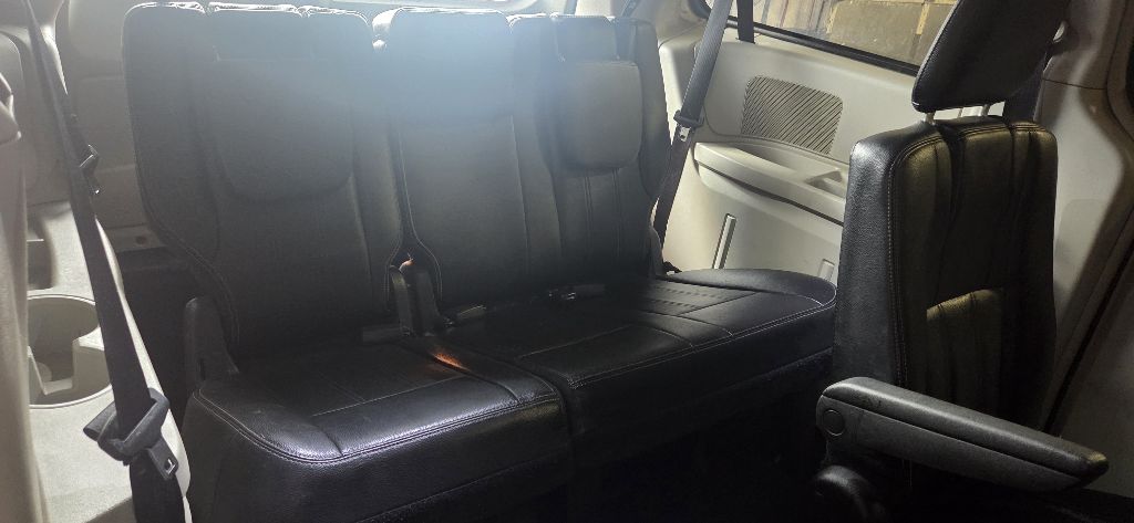 Photo 15 of this CHRYSLER TOWN & COUNTRY