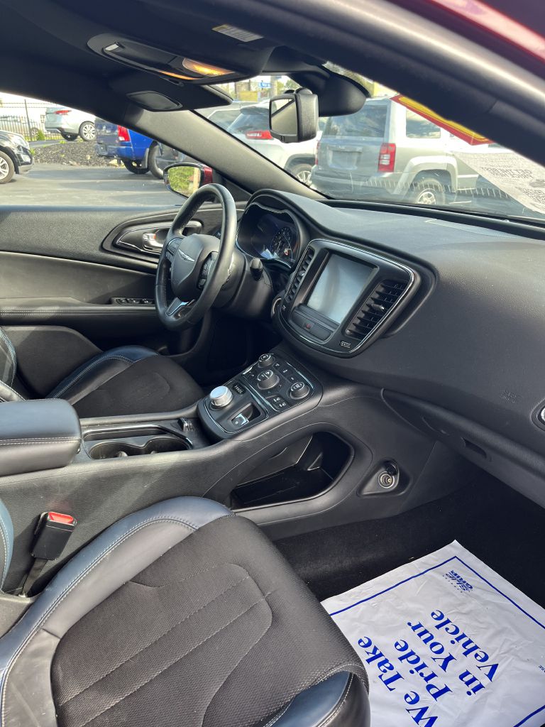 Photo 2 of this CHRYSLER 200