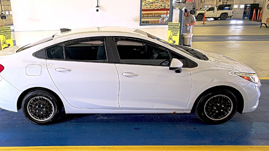 Photo 2 of this CHEVROLET CRUZE