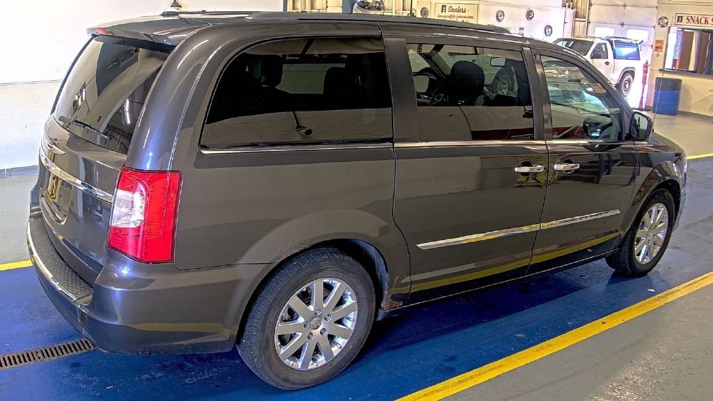 Photo 2 of this CHRYSLER TOWN & COUNTRY