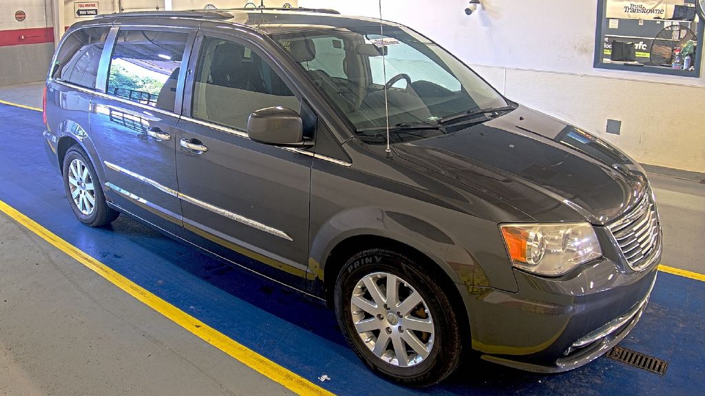 Photo 3 of this CHRYSLER TOWN & COUNTRY