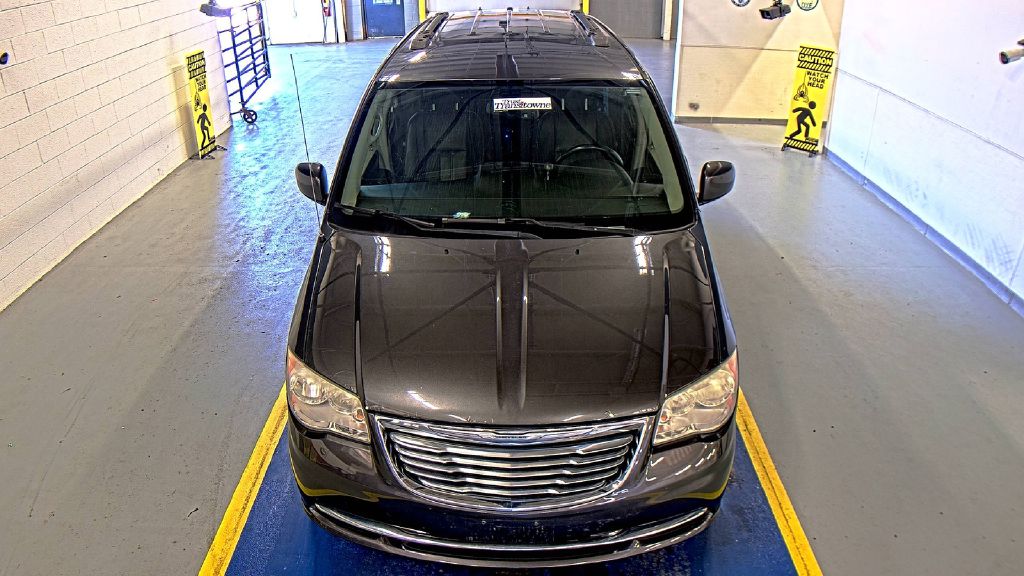Photo 4 of this CHRYSLER TOWN & COUNTRY