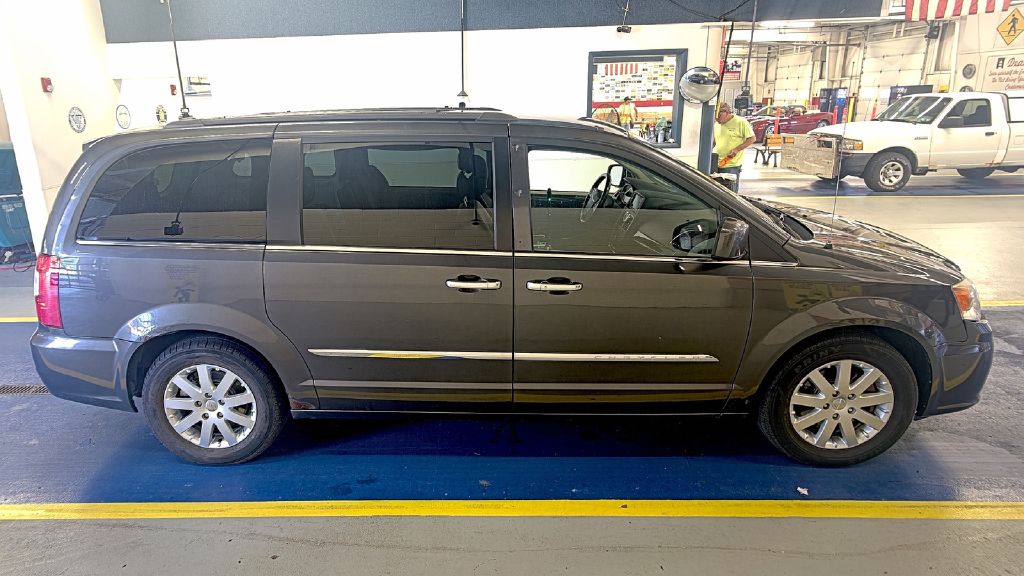 Photo 5 of this CHRYSLER TOWN & COUNTRY