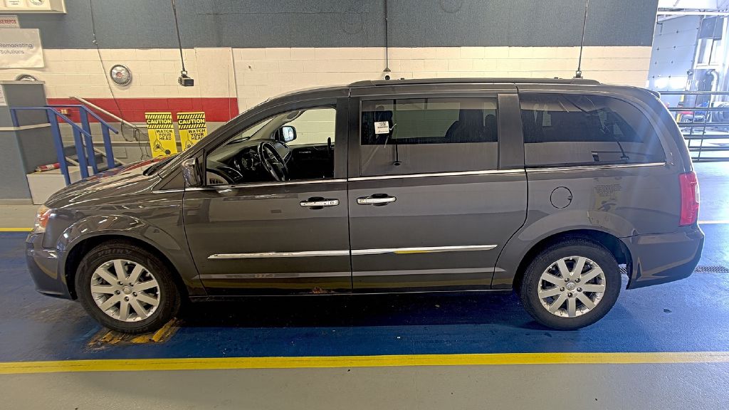 Photo 6 of this CHRYSLER TOWN & COUNTRY