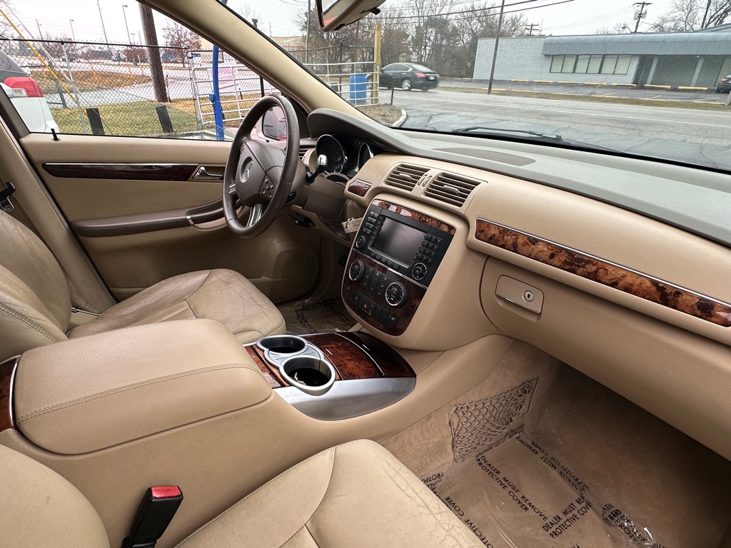 Photo 19 of this MERCEDES-BENZ R-CLASS