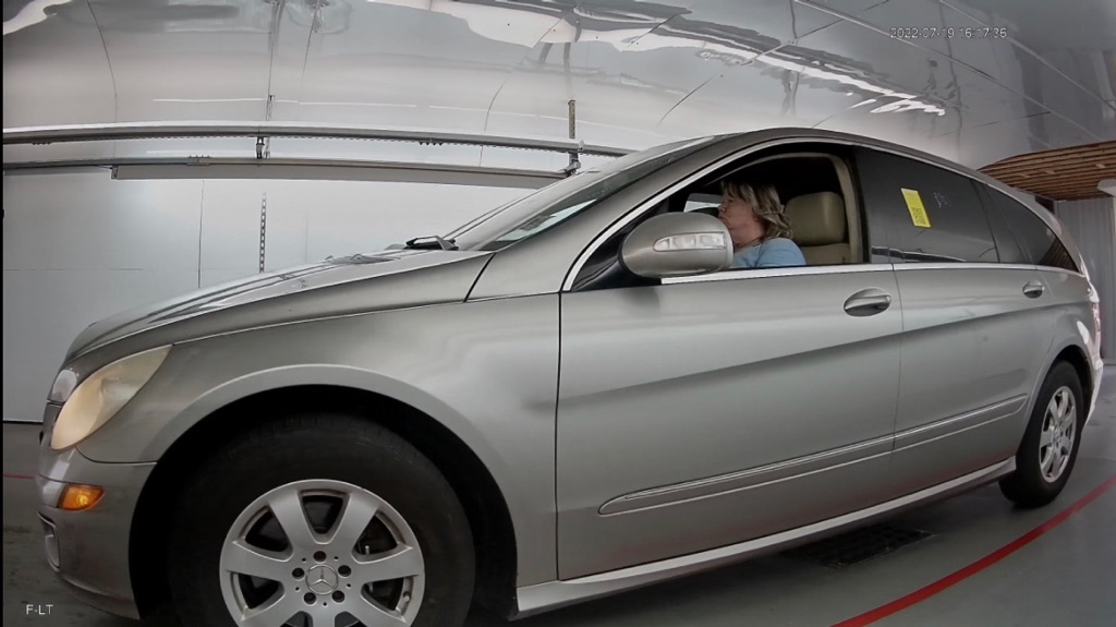 Photo 2 of this MERCEDES-BENZ R-CLASS