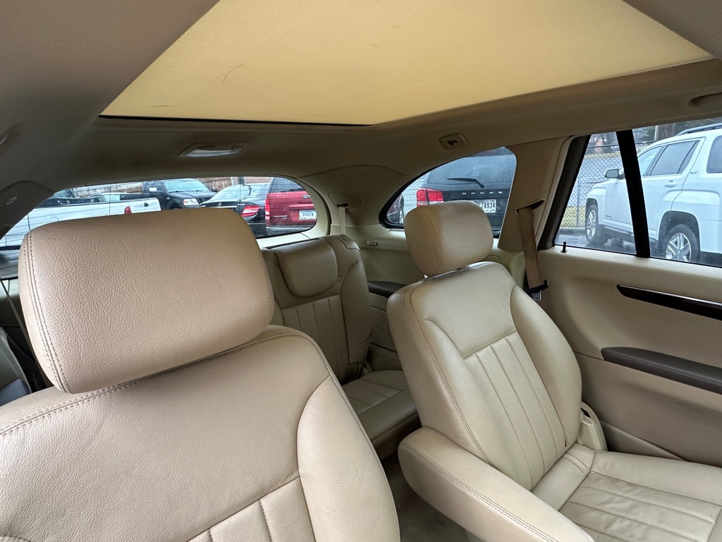 Photo 18 of this MERCEDES-BENZ R-CLASS