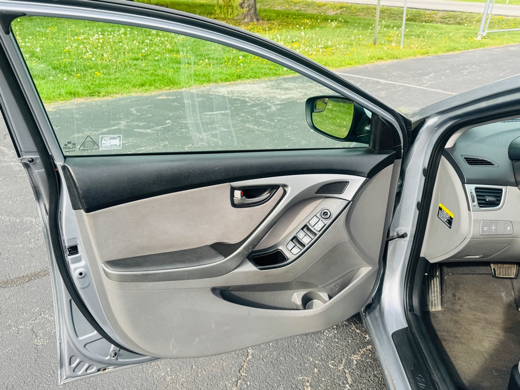 Photo 9 of this HYUNDAI ELANTRA